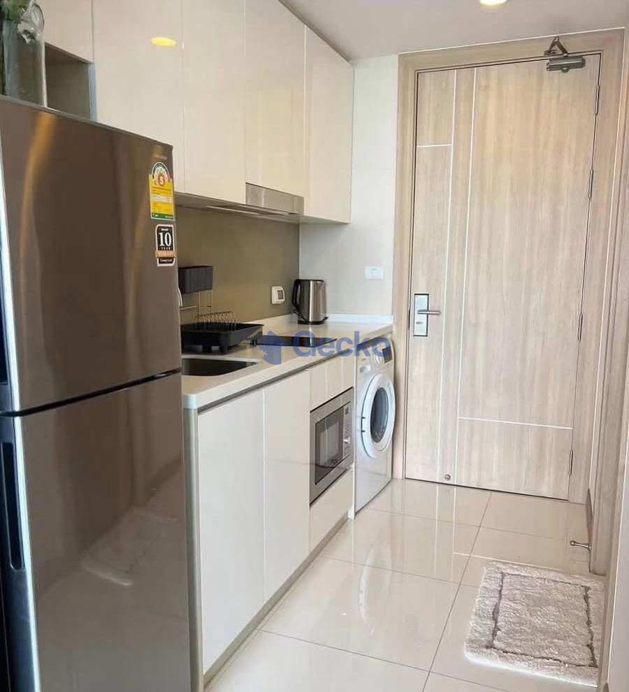 Studio Condo in The Riviera Wong Amat Beach Wongamat C013589 (Photo 4)