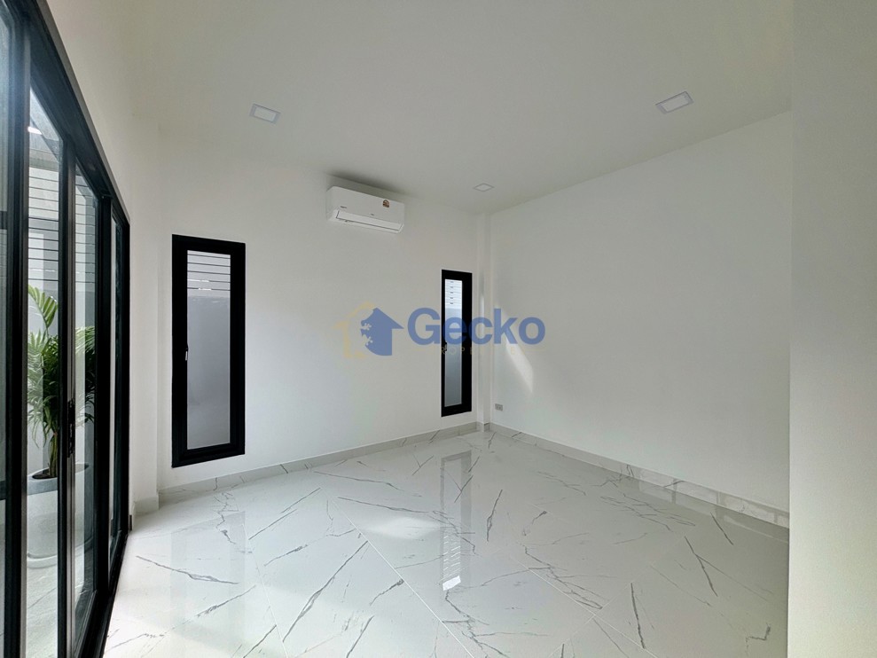 3 Bedrooms House  East Pattaya H013593 (Photo 4)