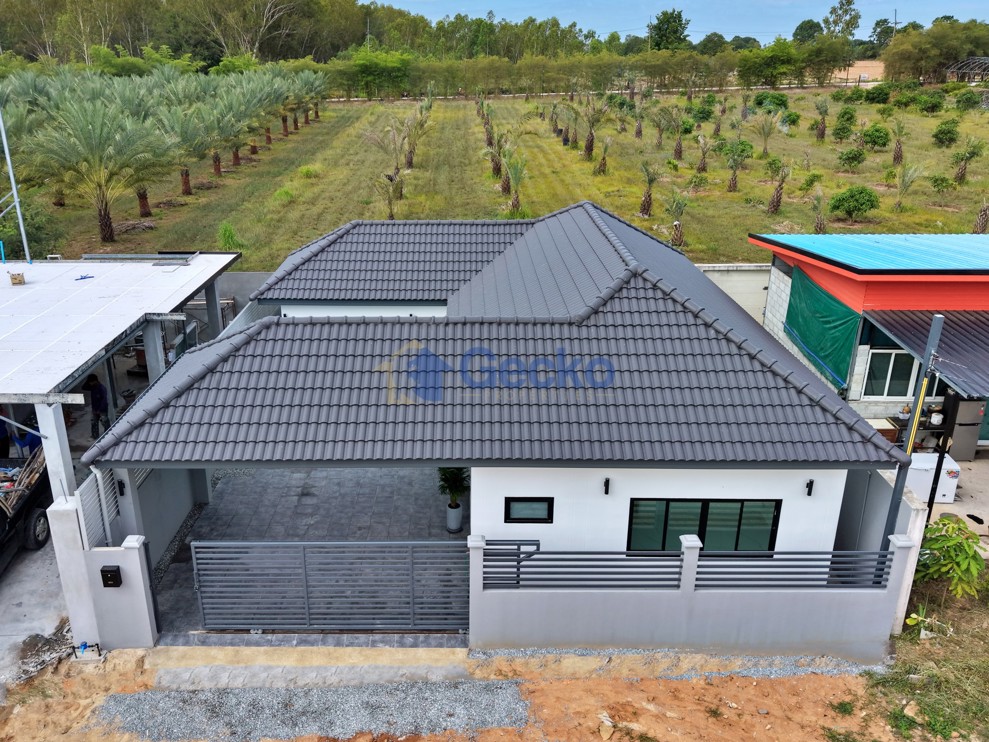 3 Bedrooms House  East Pattaya H013593 (Cover Photo)