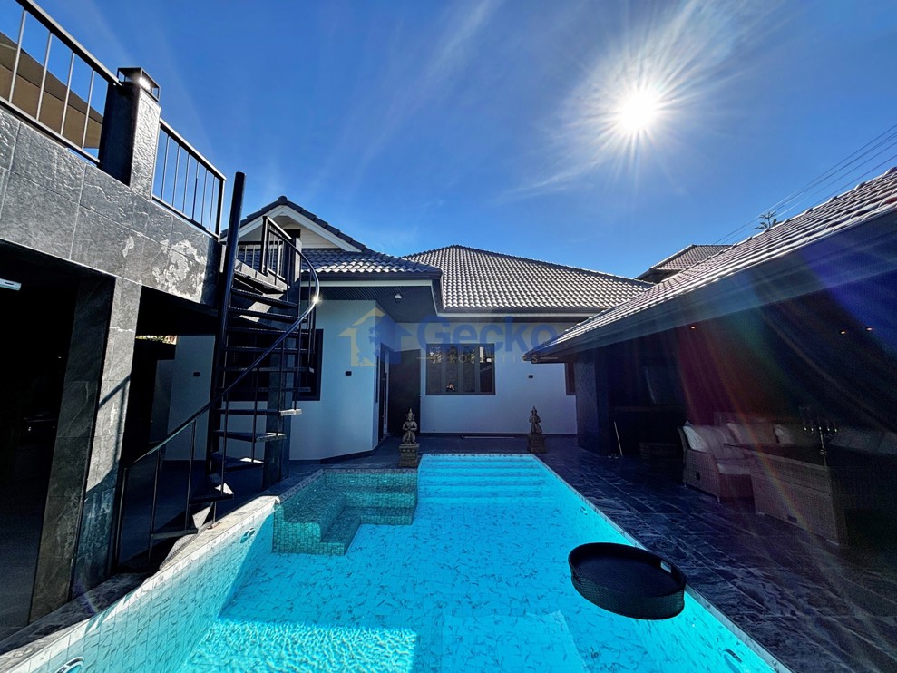 4 Bedrooms House  East Pattaya H013599 (Photo 1)