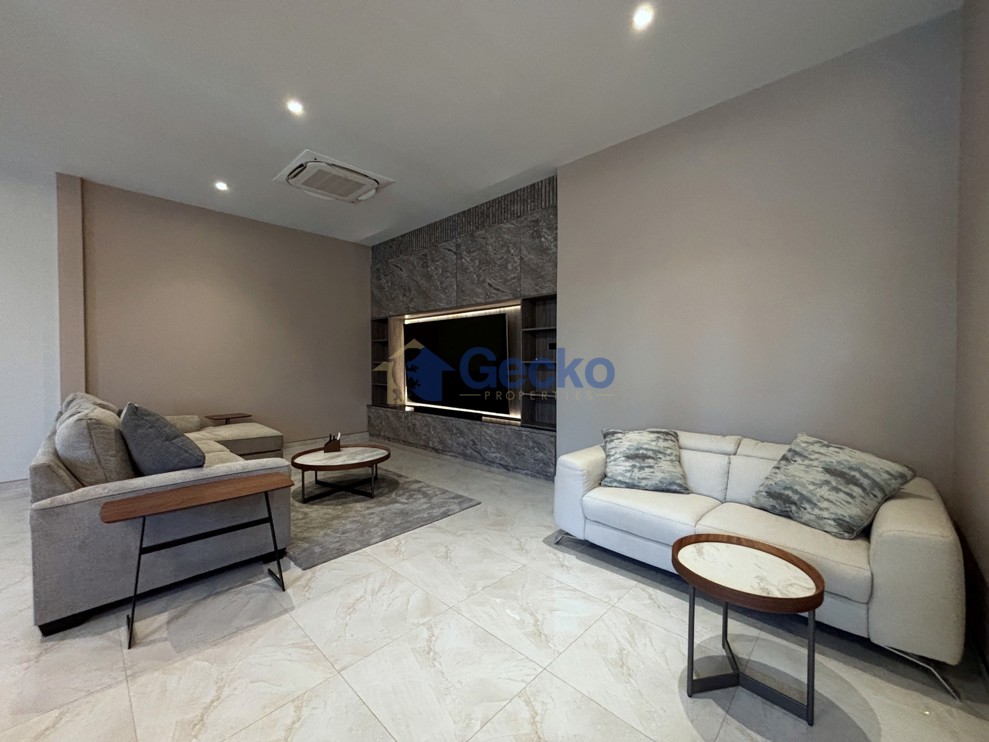 4 Bedrooms House  East Pattaya H013599 (Photo 4)