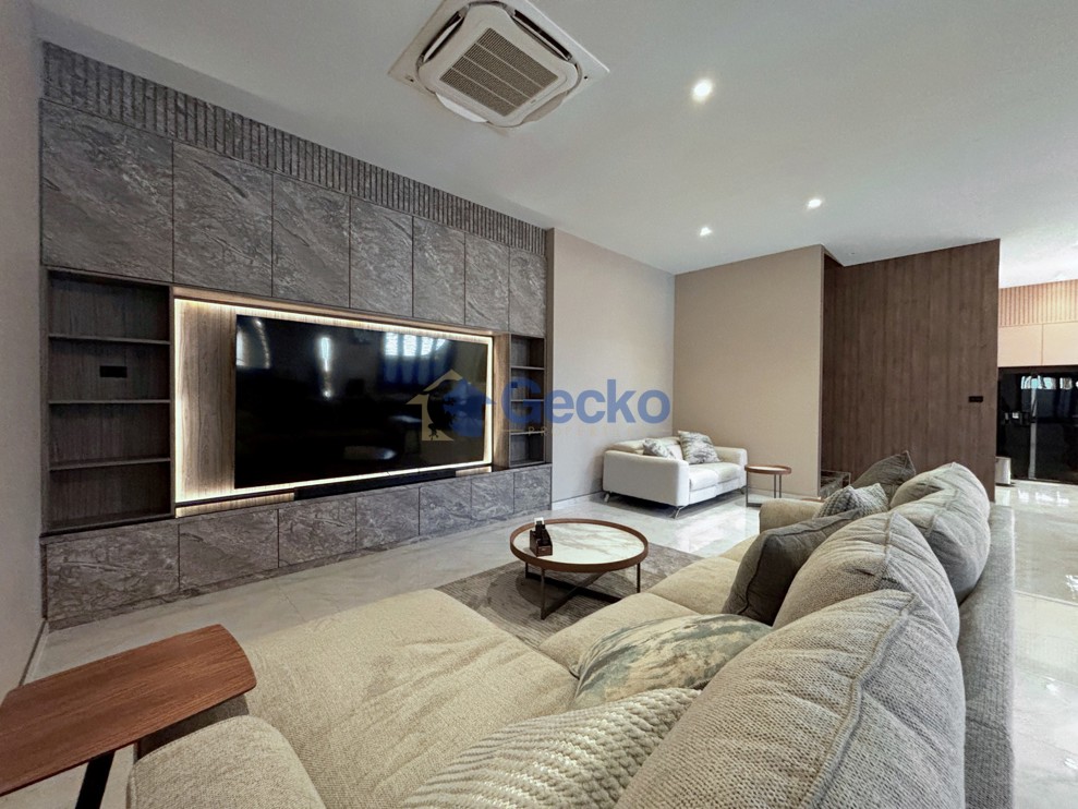 4 Bedrooms House  East Pattaya H013599 (Photo 3)