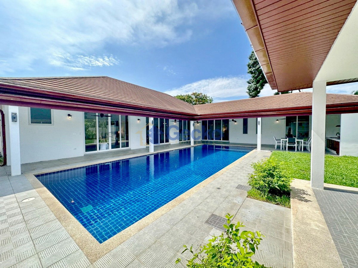 4 Bedrooms House in The Regent Estate Village  East Pattaya H013600