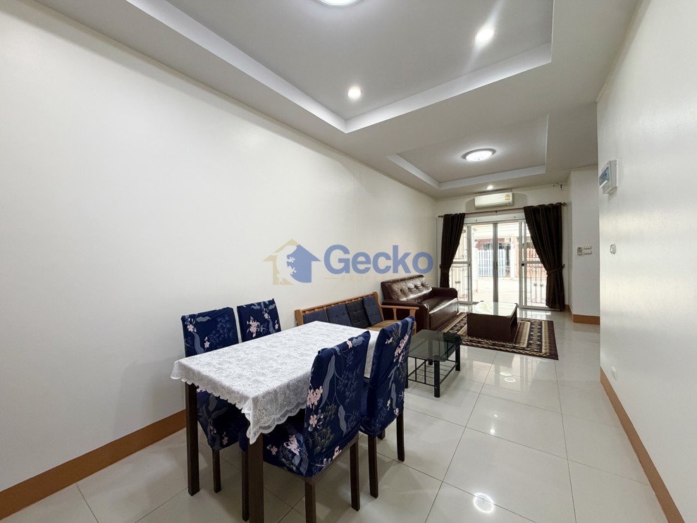 2 Bedrooms House in Chokchai Village 7  East Pattaya H013611 (Photo 3)
