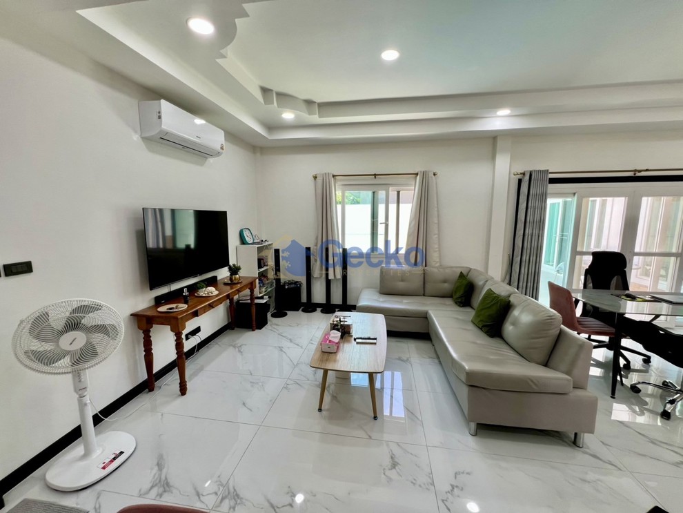 4 Bedrooms House in Baan Suay Mai Ngam Village  East Pattaya H013618 (Photo 1)