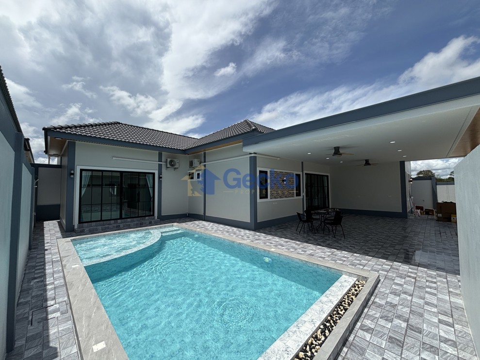 4 Bedrooms House  East Pattaya H013629 (Cover Photo)