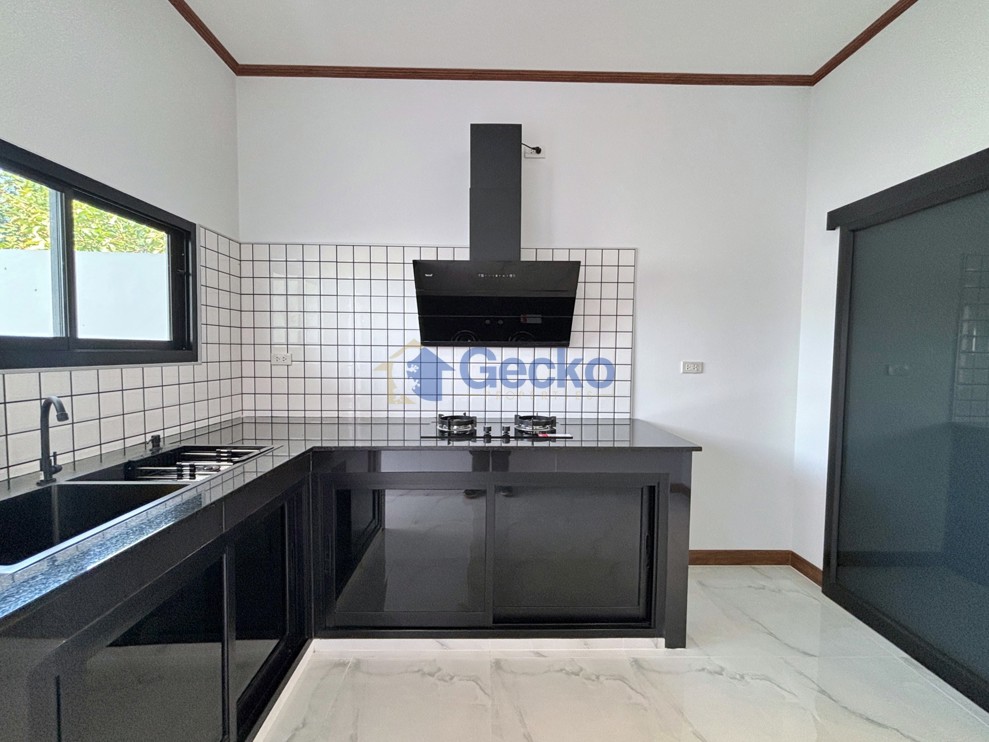 3 Bedrooms House  East Pattaya H013631 (Photo 4)