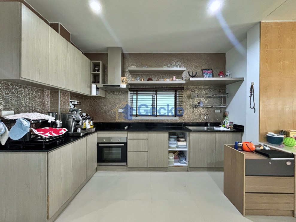 3 Bedrooms House in Patta Village  East Pattaya H013639 (Photo 4)