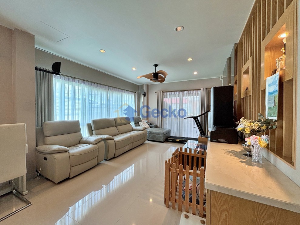 3 Bedrooms House in Patta Village  East Pattaya H013639 (Photo 2)