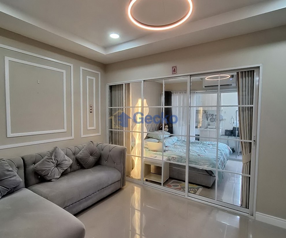 Studio Condo in Pattaya Plaza Condotel Central Pattaya C013640 (Photo 1)