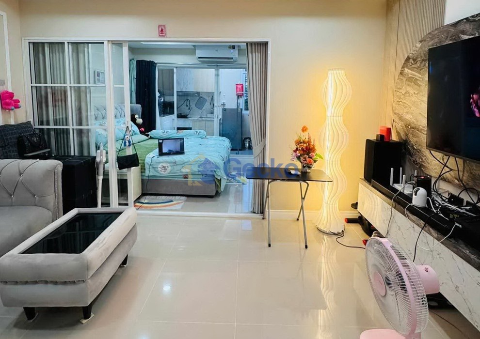 Studio Condo in Pattaya Plaza Condotel Central Pattaya C013640 (Photo 2)