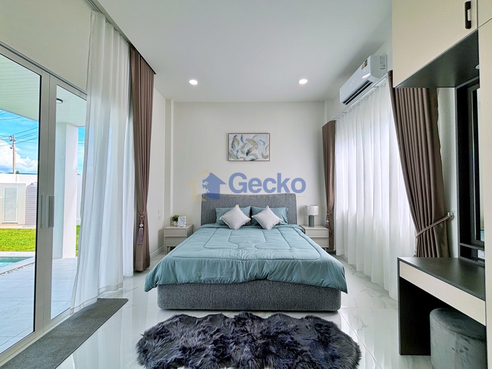 3 Bedrooms House in East Pattaya H012972 (Photo 4)