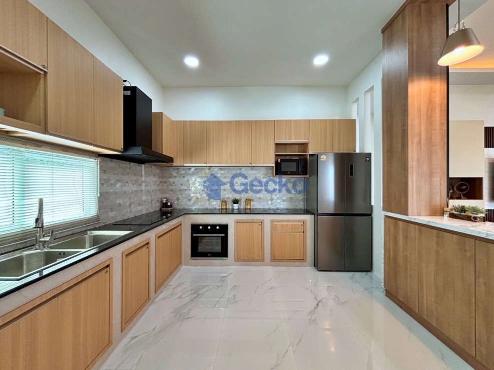 3 Bedrooms House in East Pattaya H012972 (Photo 3)