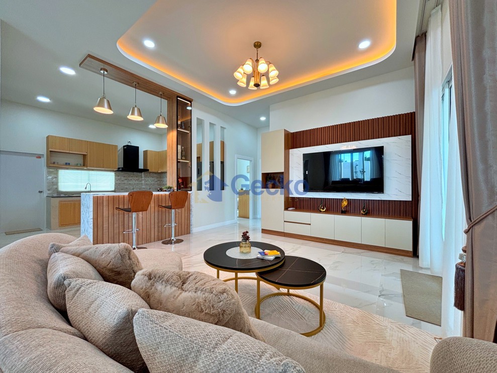 3 Bedrooms House in East Pattaya H012972 (Photo 2)