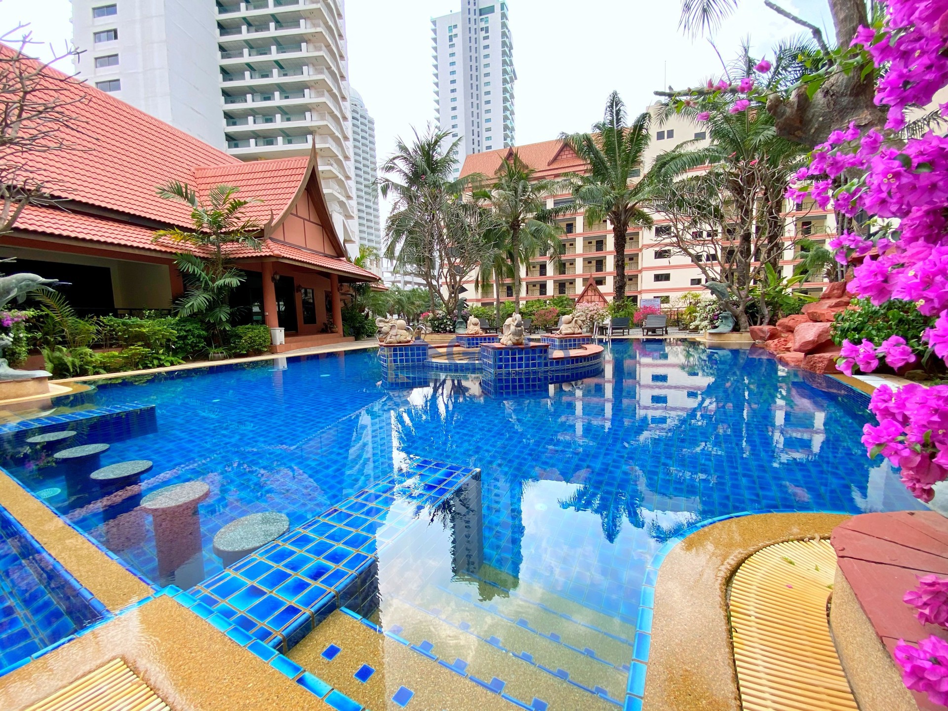 3 Bedrooms Condo in Nova Mirage Wongamat C004726
