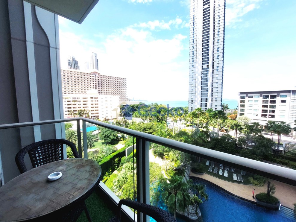 1 Bedroom Condo in The Riviera Wong Amat Beach Wongamat C013644 (Photo 1)