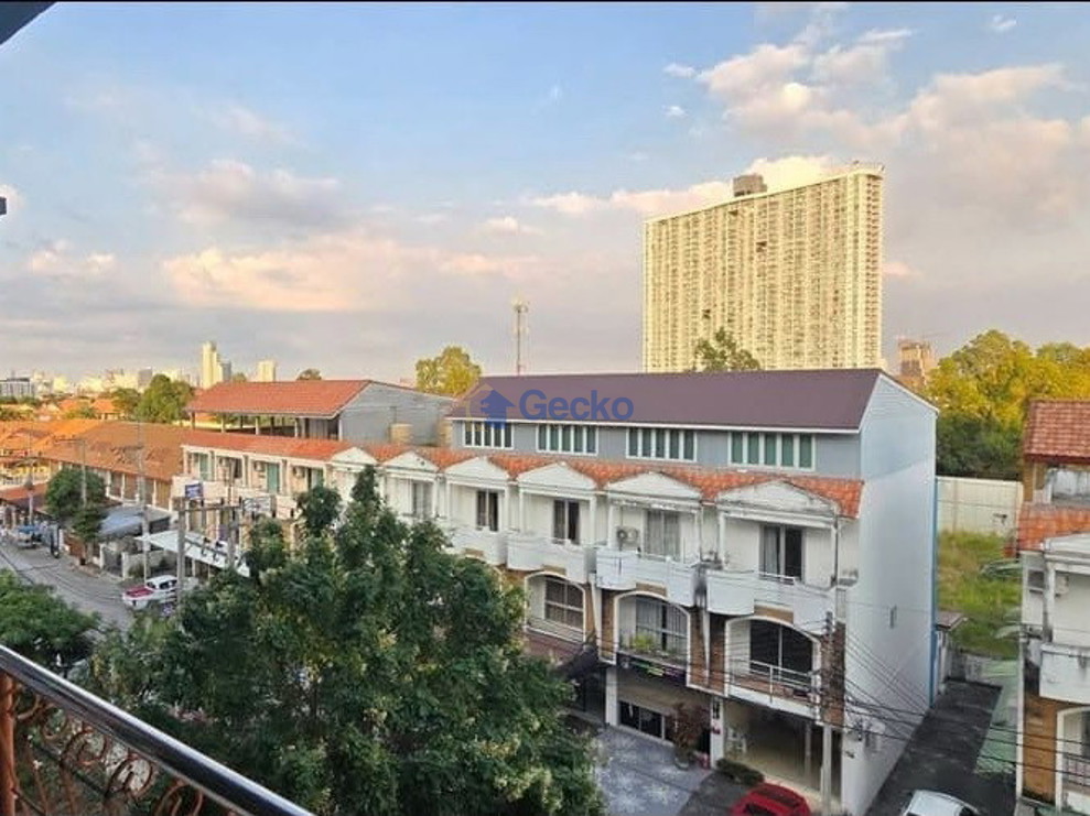 Studio Condo in Platinum Suites Jomtien C013653 (Photo 1)