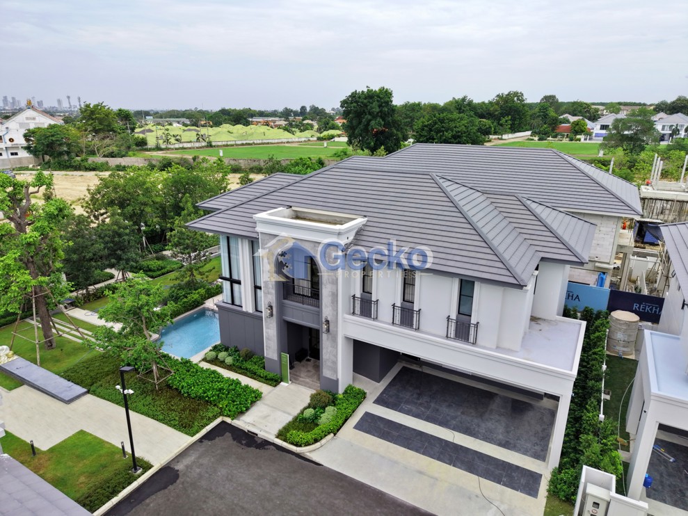 4 Bedrooms House in REKHA Pattaya - Motorway  East Pattaya H012906 (Photo 1)