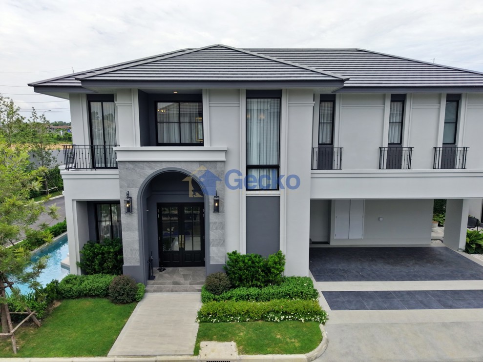 4 Bedrooms House in REKHA Pattaya - Motorway  East Pattaya H012905 (Photo 1)