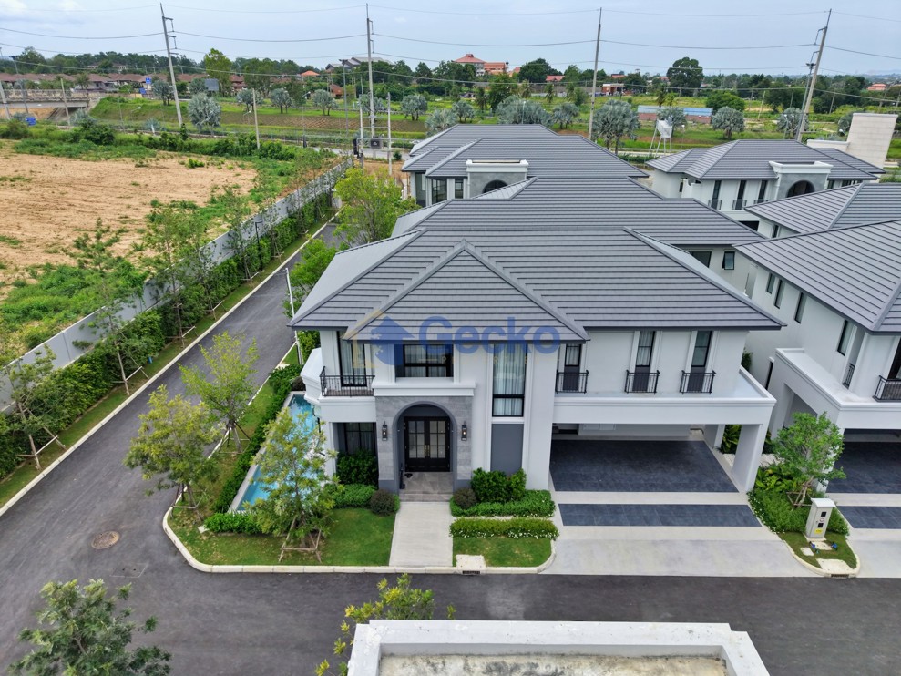 4 Bedrooms House in REKHA Pattaya - Motorway  East Pattaya H012905 (Photo 2)