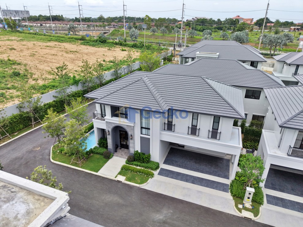 4 Bedrooms House in REKHA Pattaya - Motorway  East Pattaya H012905 (Photo 3)