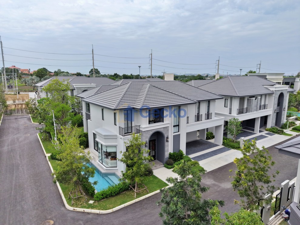 4 Bedrooms House in REKHA Pattaya - Motorway  East Pattaya H012905 (Photo 4)