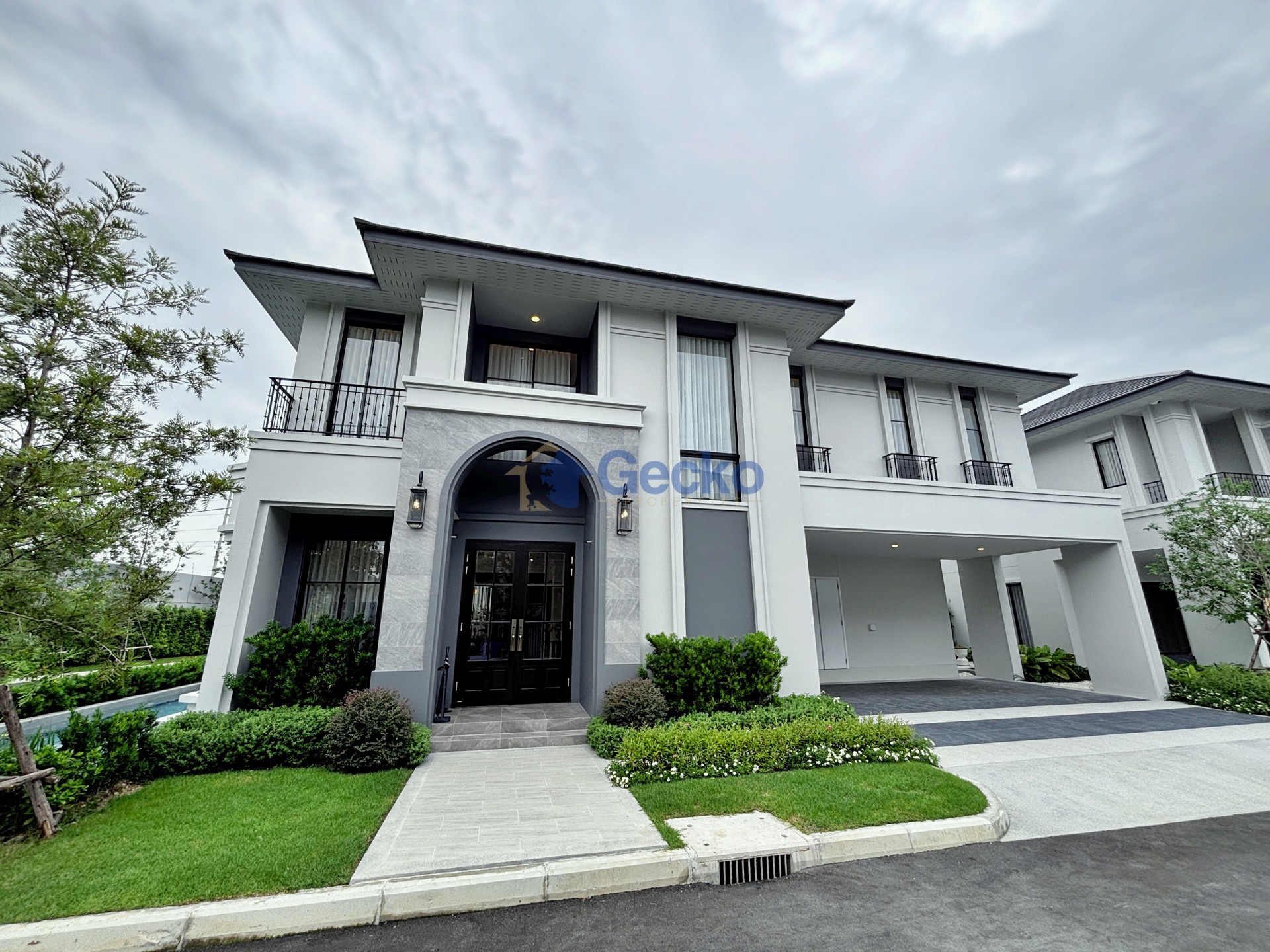 4 Bedrooms House in REKHA Pattaya - Motorway  East Pattaya H012905
