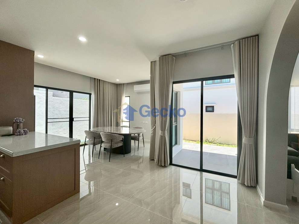 4 Bedrooms House in The Palm Grandio's  East Pattaya H013668 (Photo 3)
