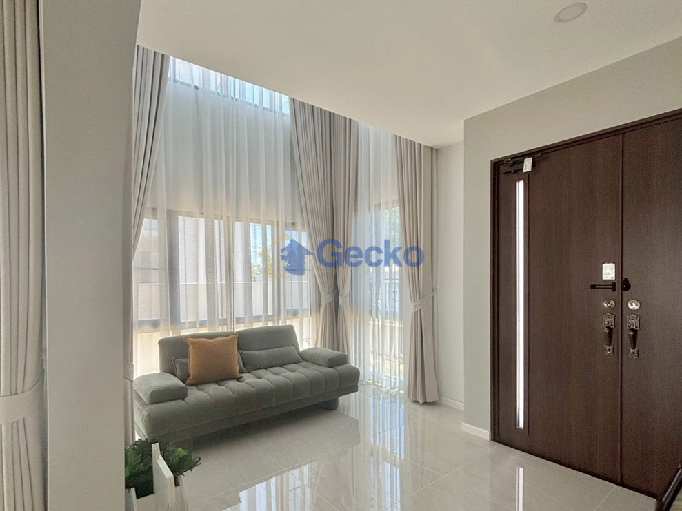 4 Bedrooms House in The Palm Grandio's  East Pattaya H013668 (Photo 2)