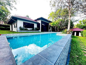 4 ห้องนอน บ้าน  บางเสร่ H013681