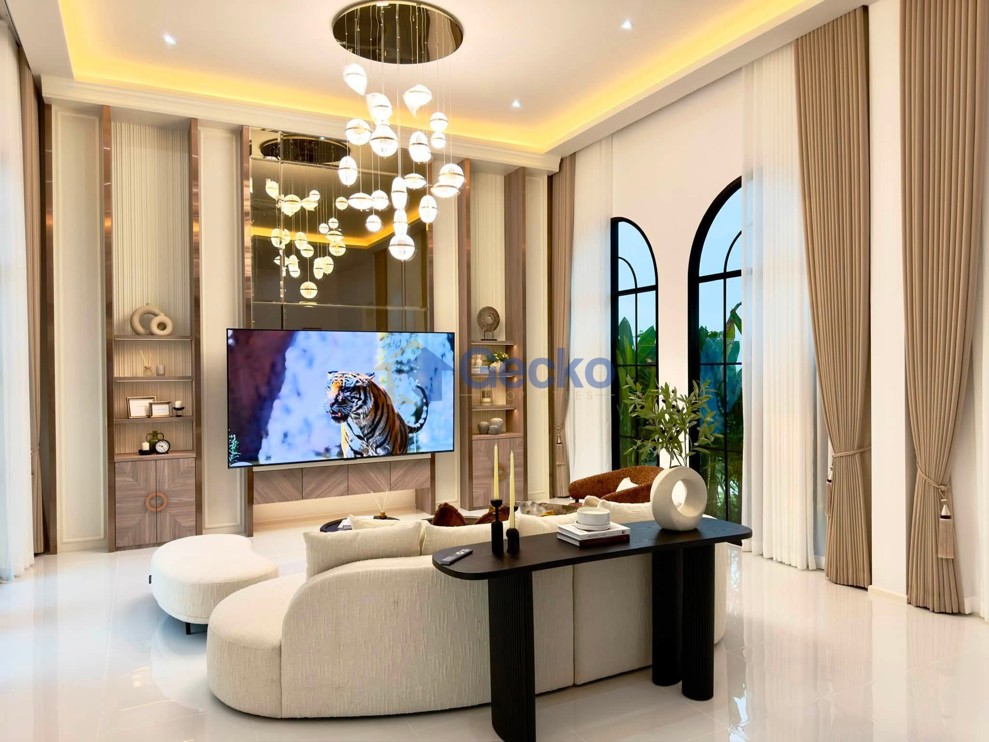 4 Bedrooms House  East Pattaya H013682 (Photo 4)
