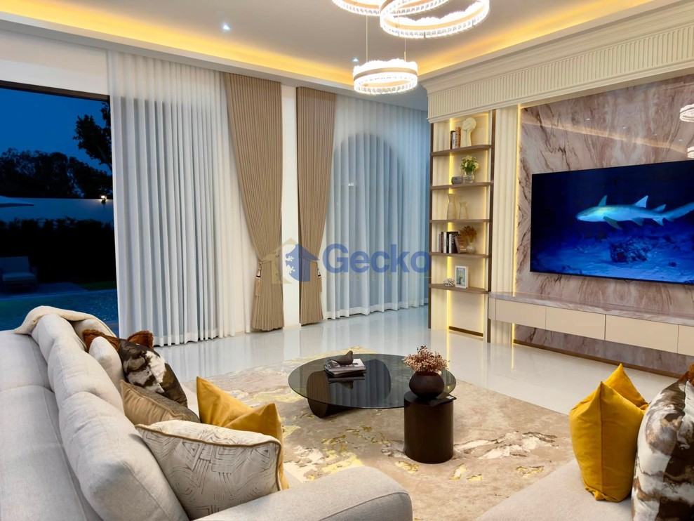 4 Bedrooms House  East Pattaya H013682 (Photo 3)