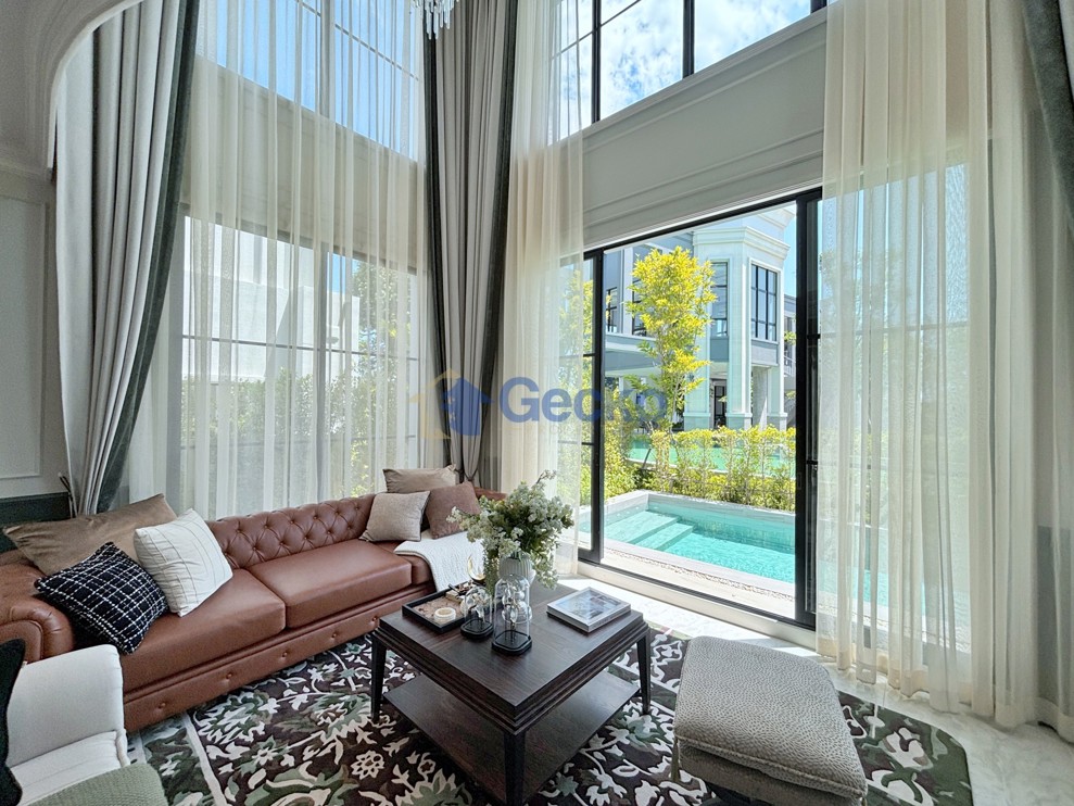 5 Bedrooms House in REKHA Pattaya - Motorway  East Pattaya H012907 (Photo 1)
