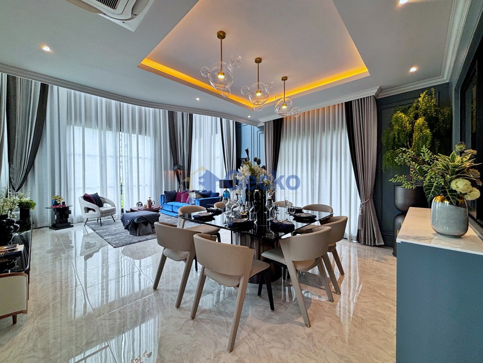 4 Bedrooms House in REKHA Pattaya - Motorway  East Pattaya H012906 (Photo 4)