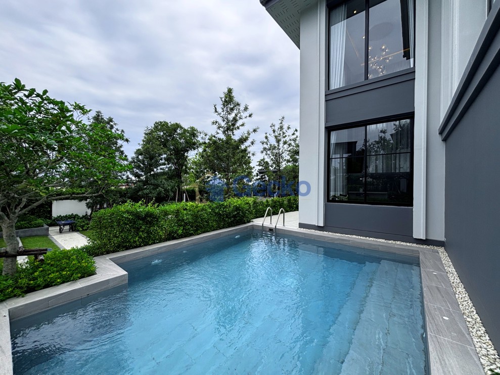 4 Bedrooms House in REKHA Pattaya - Motorway  East Pattaya H012906 (Photo 2)