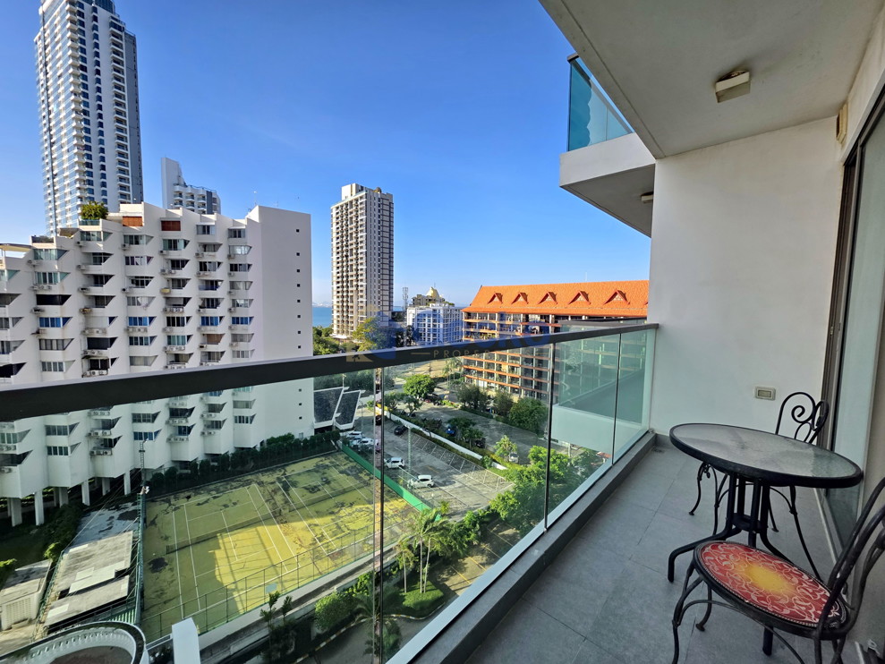Studio Condo in Wongamat Tower Wongamat C013691 (Photo 1)