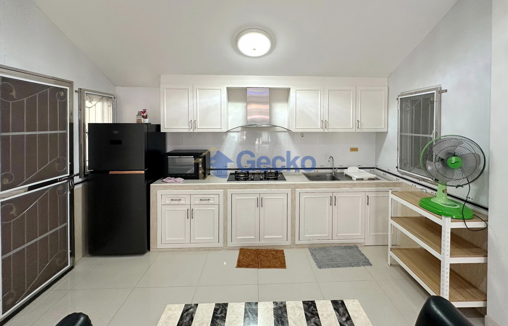 3 Bedrooms House in Chokchai Village 10  East Pattaya H013695 (Photo 4)