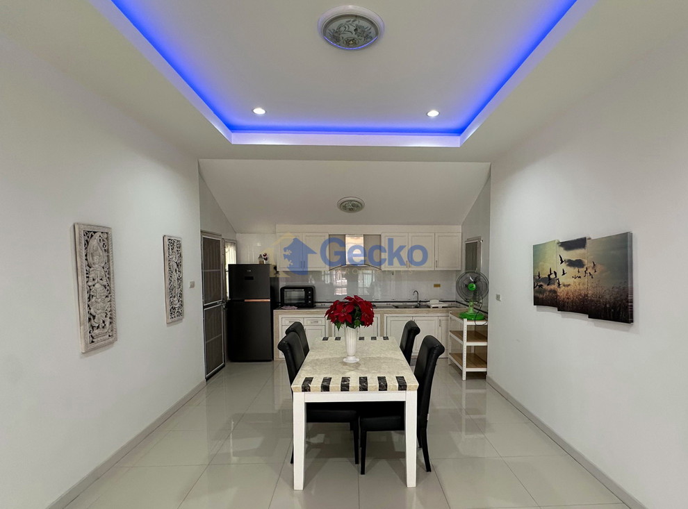 3 Bedrooms House in Chokchai Village 10  East Pattaya H013695 (Photo 3)