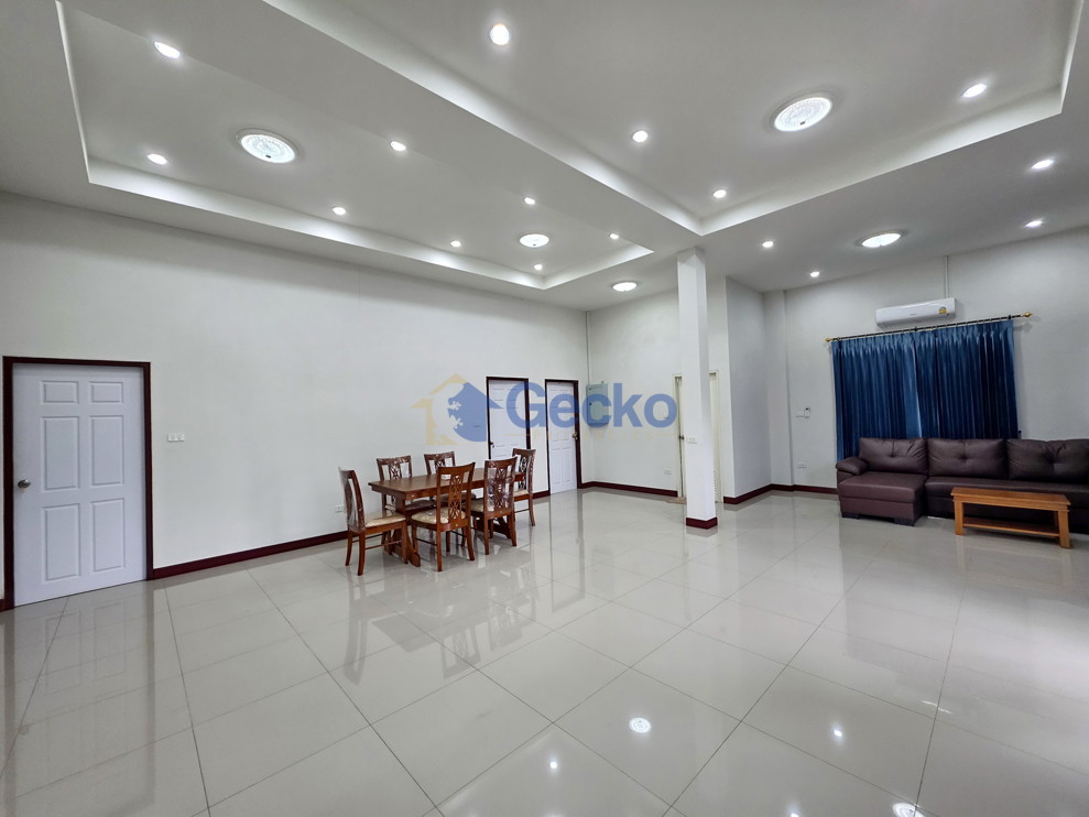 3 Bedrooms House  East Pattaya H013698 (Photo 4)