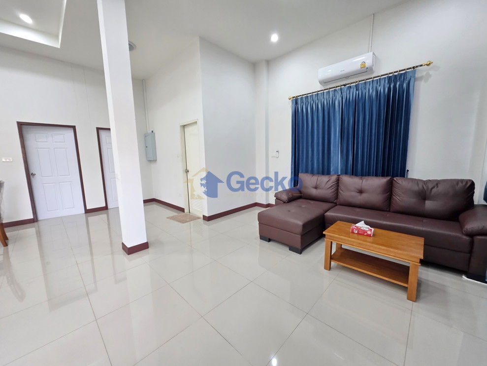 3 Bedrooms House  East Pattaya H013698 (Photo 1)