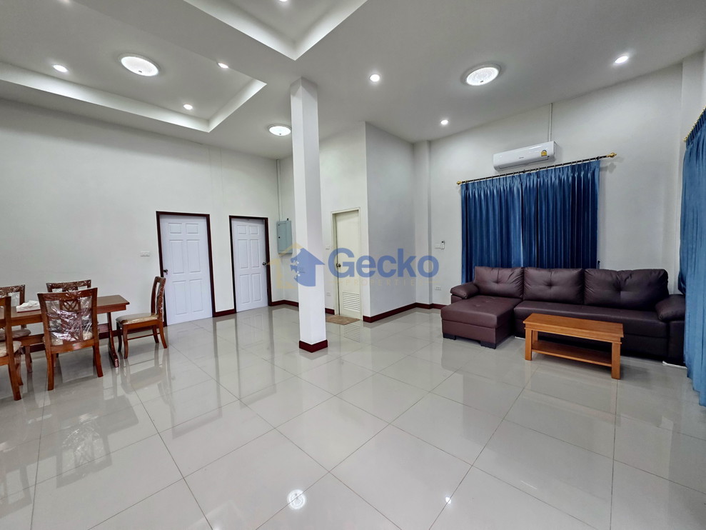 3 Bedrooms House  East Pattaya H013698 (Photo 2)