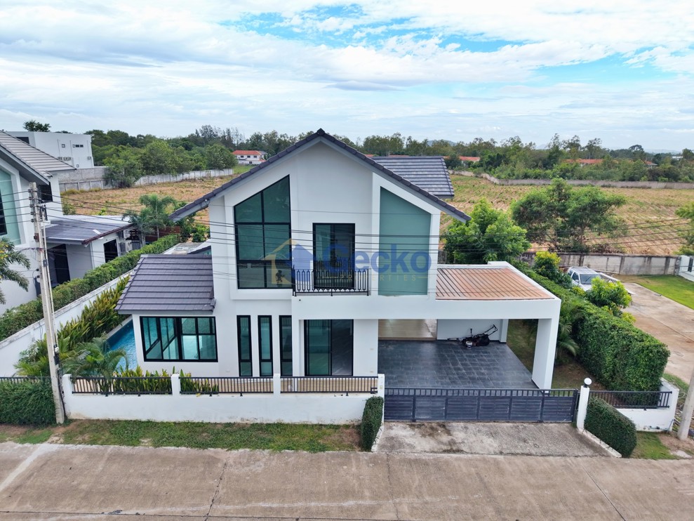 4 Bedrooms House in Paradise Villa 3  East Pattaya H013171 (Cover Photo)