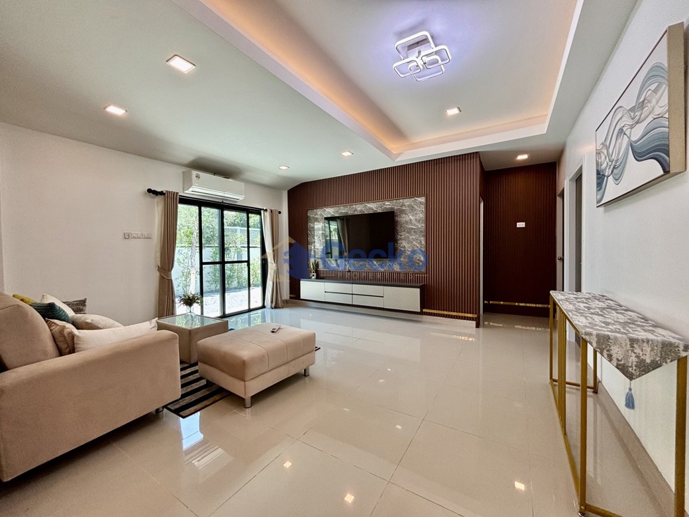 3 Bedrooms House  East Pattaya H013700 (Photo 4)