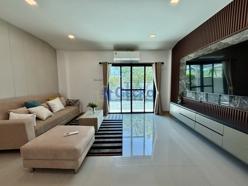3 Bedrooms House  East Pattaya H013700 (Photo 1)