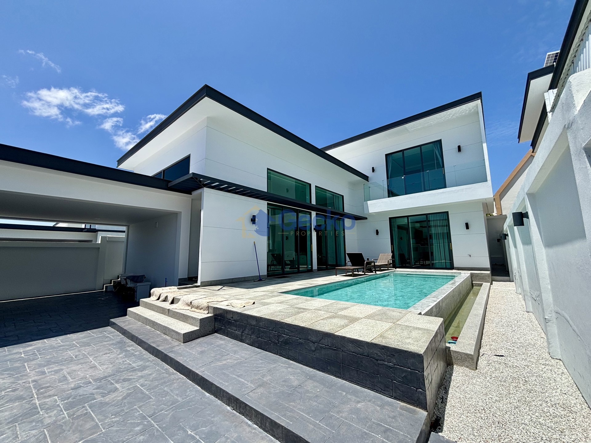 3 Bedrooms House in Layan Residence  East Pattaya H013701