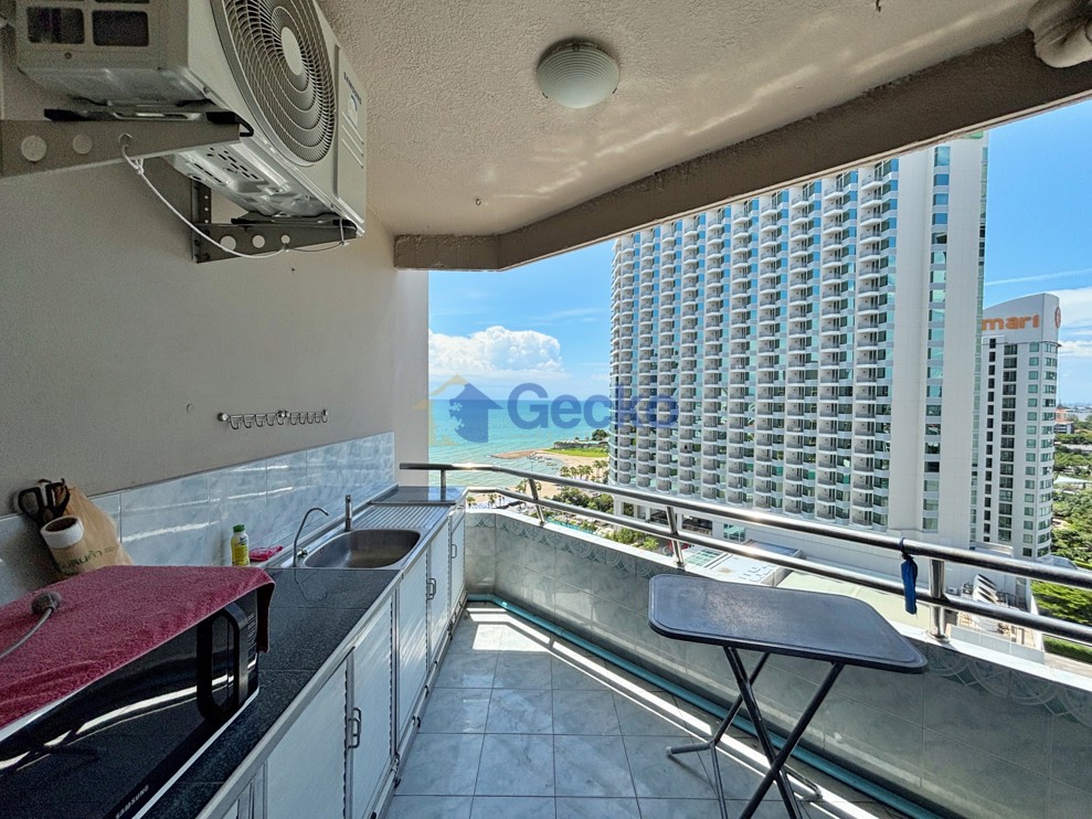 Studio Condo in Markland North Pattaya C013702 (Photo 1)