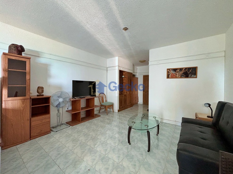 Studio Condo in Markland North Pattaya C013702 (Photo 3)