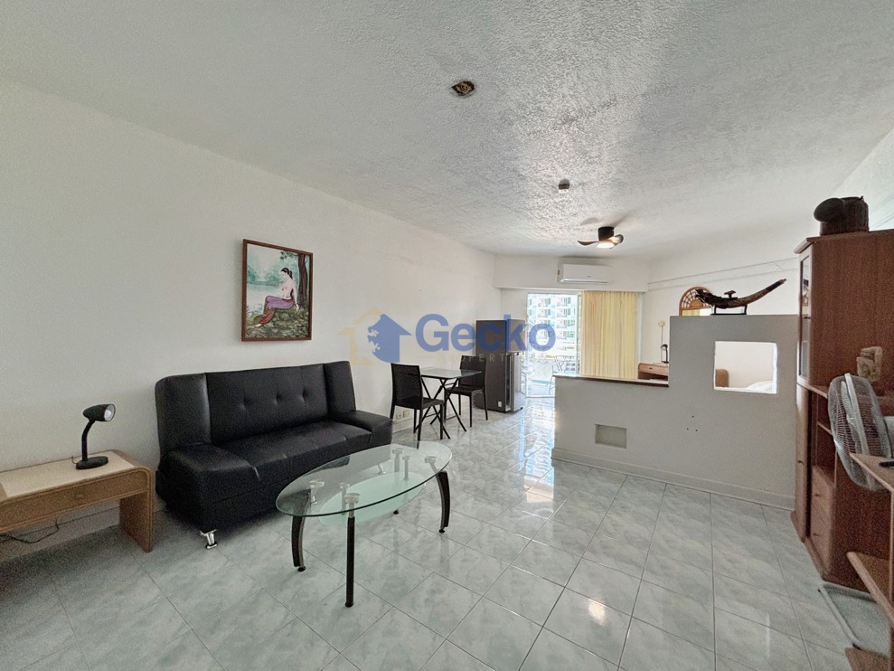 Studio Condo in Markland North Pattaya C013702 (Photo 2)