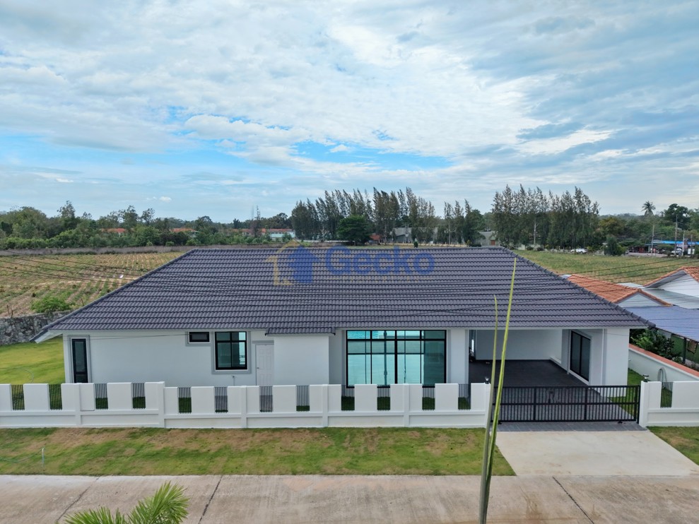 3 Bedrooms House in Paradise Villa 3  East Pattaya H013703 (Photo 1)
