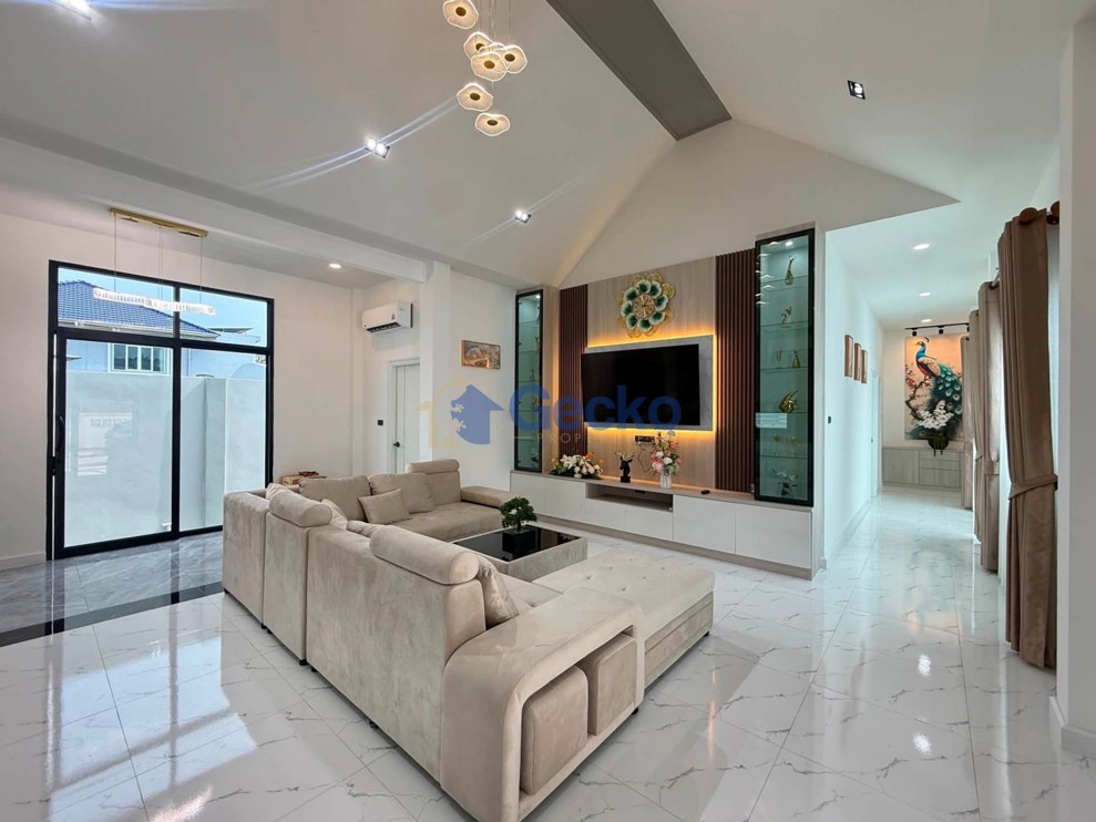 3 Bedrooms House  East Pattaya H013704 (Photo 3)